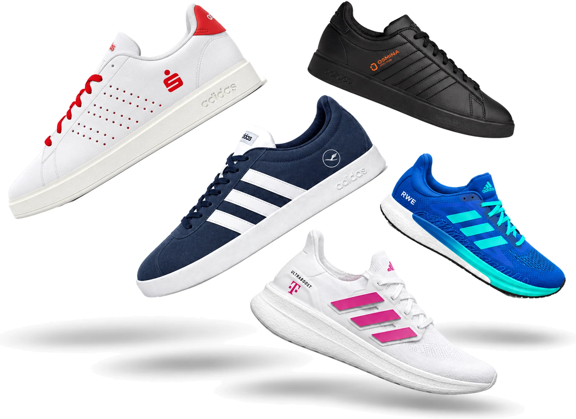 Vier adidas Sneaker mit unterschiedlichen Firmenlogos und CI-Farben, freigestellt
